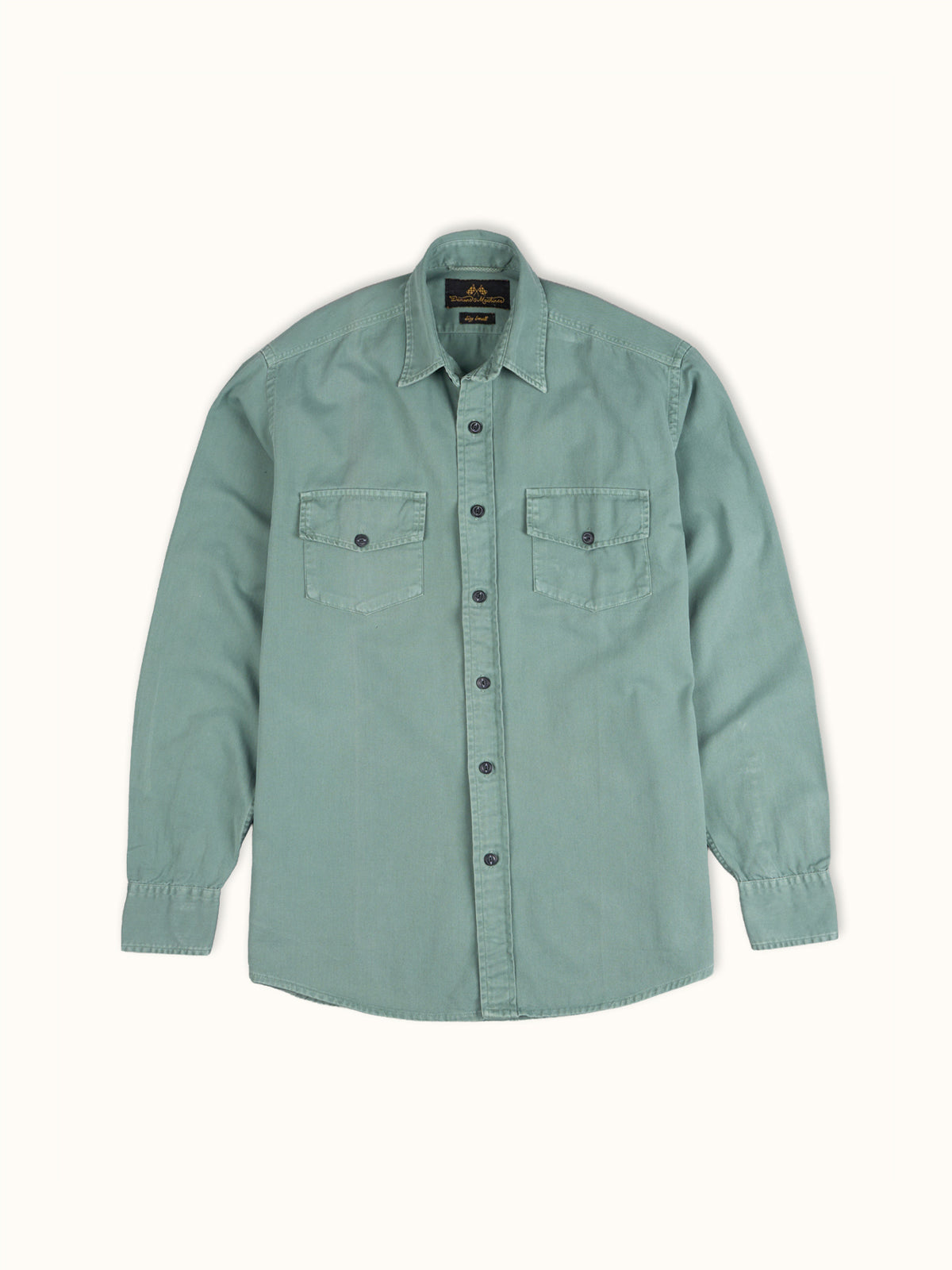 Camisa Greenville Teñida en Prenda en Verde Salvia, vista frontal — twill de algodón. Demons & Machines. #color_verde_salvia
