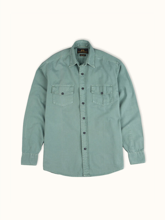 Camisa Greenville Teñida en Prenda en Verde Salvia, vista frontal — twill de algodón. Demons & Machines. #color_verde_salvia