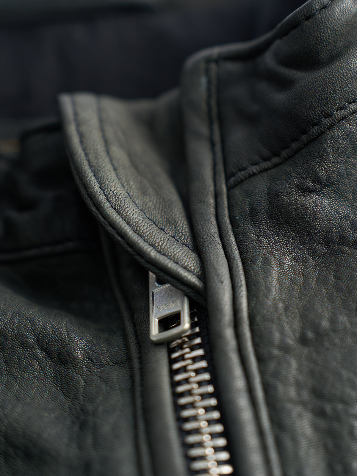 Modelo con Chamarra de Piel Hamilton en Negro, cerrada sobre una playera lisa — Demons & Machines. #color_negro