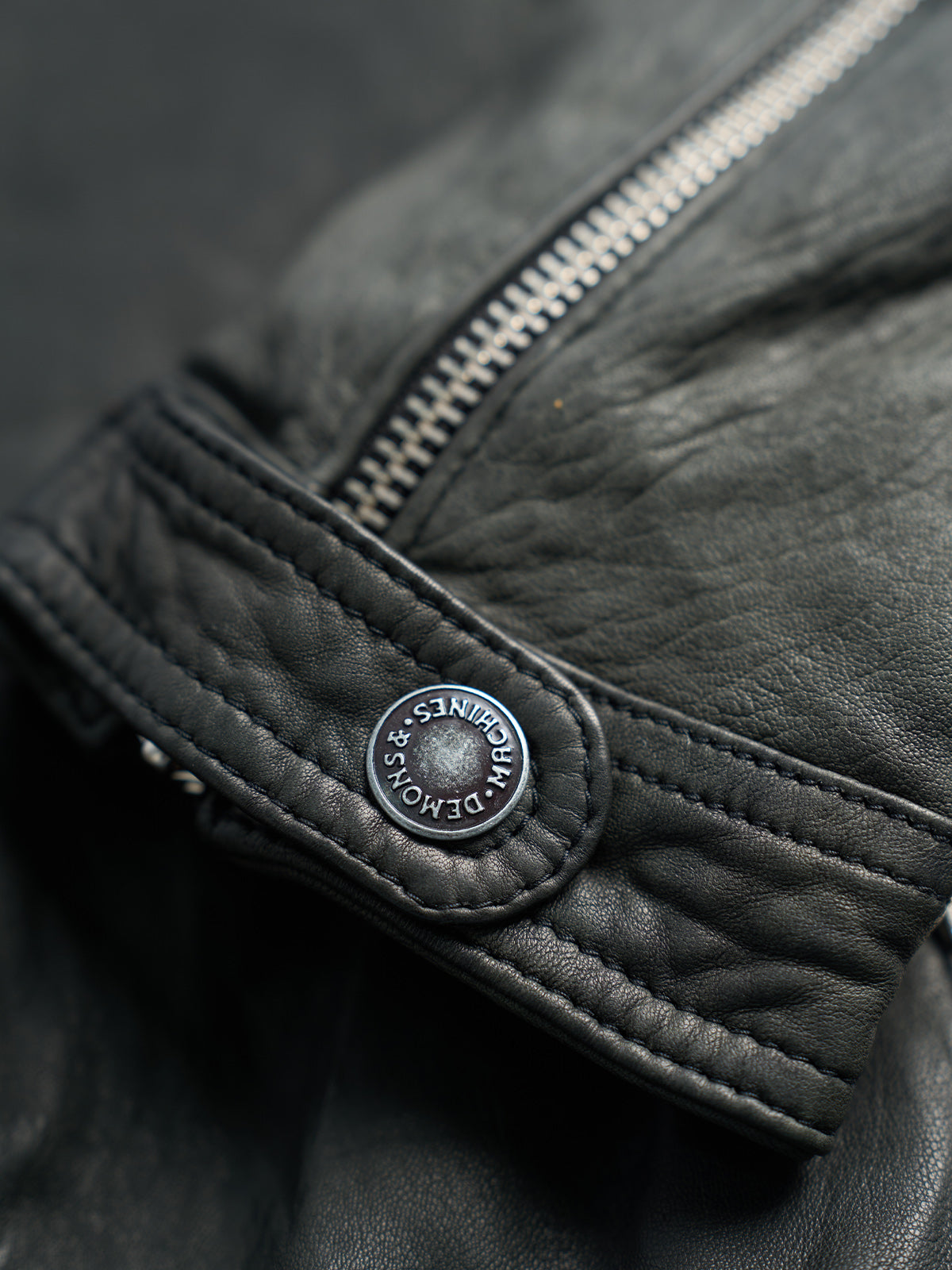 Chamarra de Piel Hamilton, detalle — cierre #8 niquelado. #color_negro