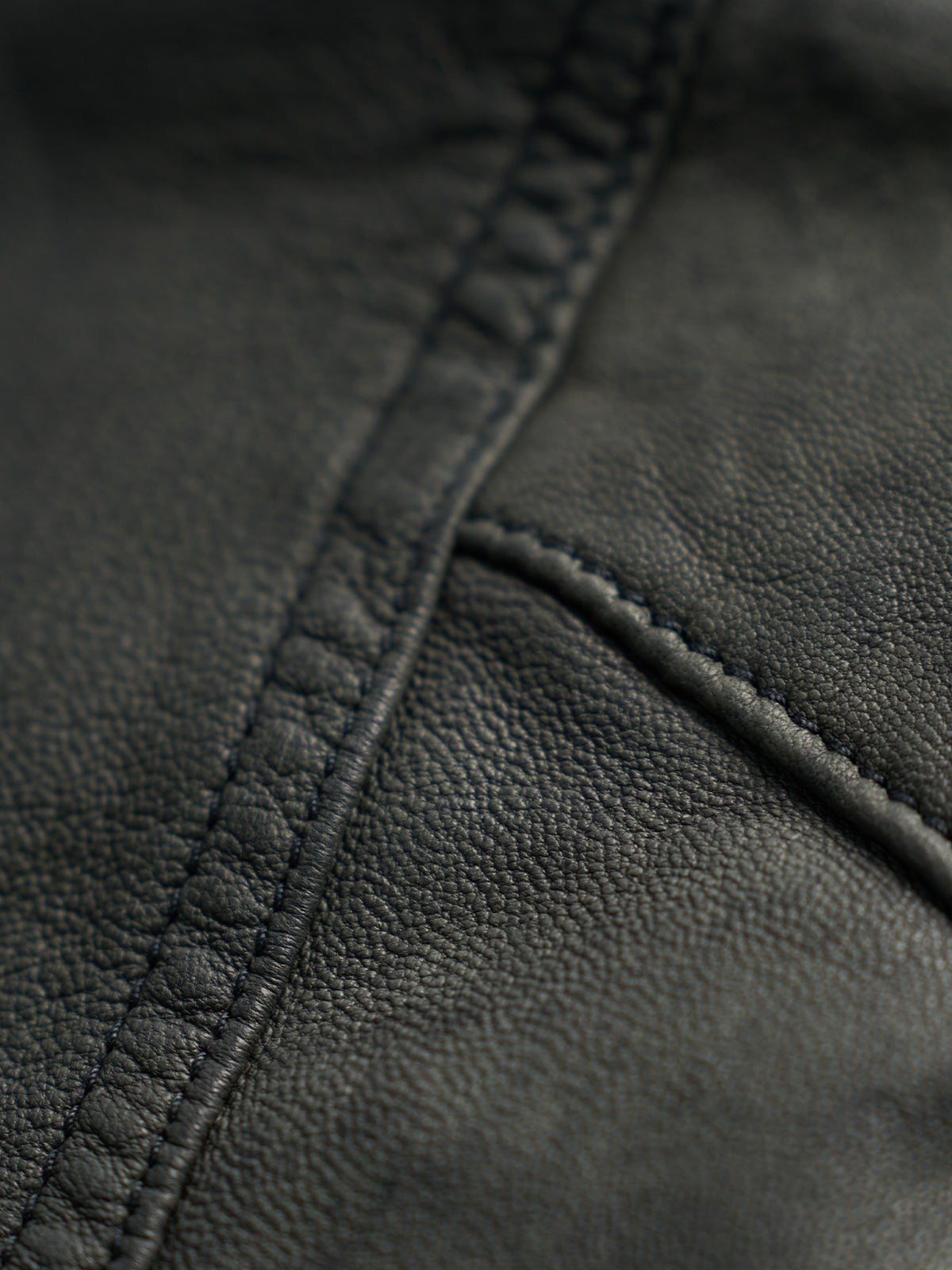 Chamarra de Piel Hamilton en Negro, vista lateral — un corte slim. #color_negro