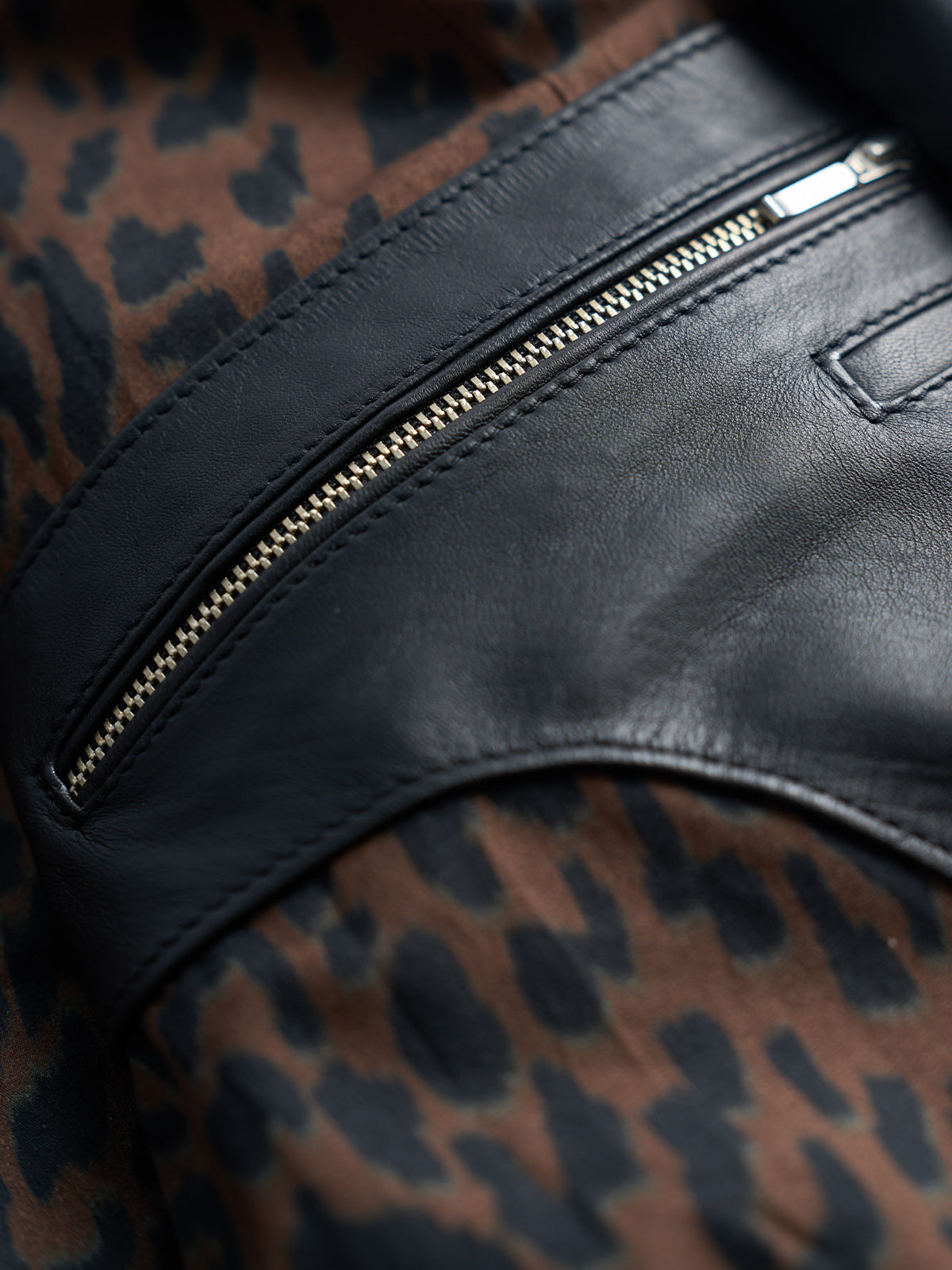 Chamarra de Piel Biker Jamestown, detalle — cierre asimétrico #8 niquelado. #color_negro