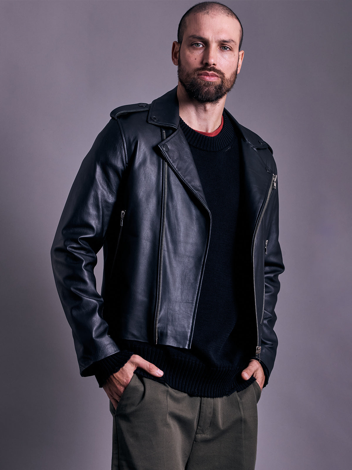 Chamarra de Piel Biker Jamestown, detalle — cierre asimétrico #8 niquelado. #color_negro