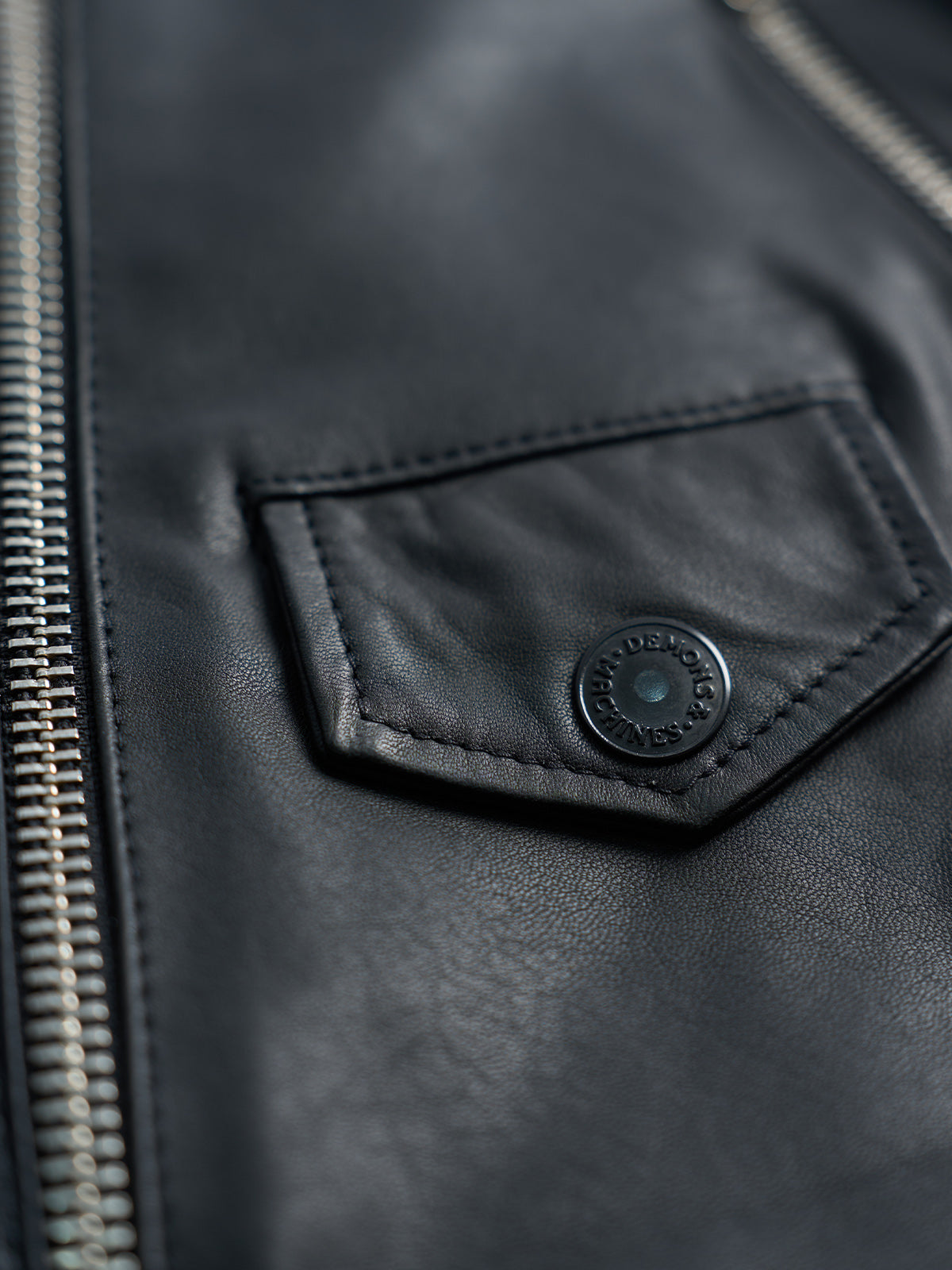 Chamarra de Piel Biker Jamestown, detalle — cierre asimétrico #8 niquelado. #color_negro