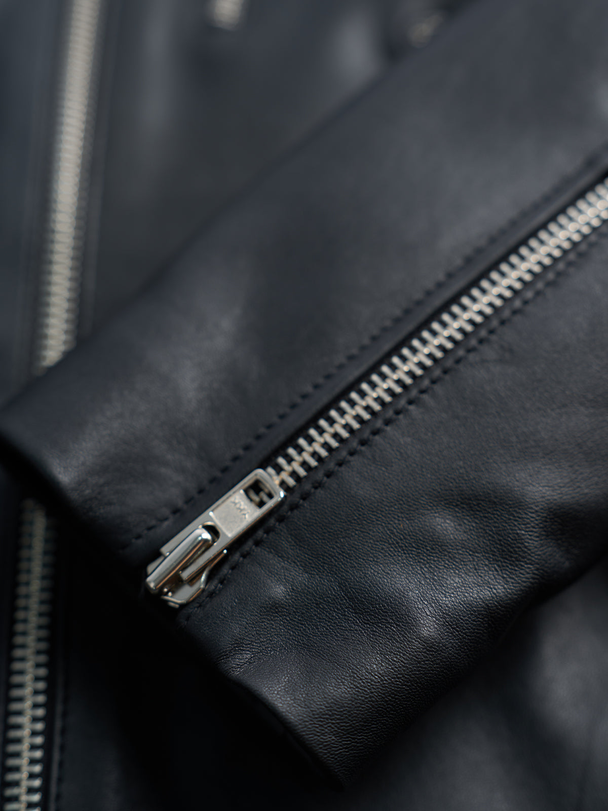 Chamarra de Piel Biker Jamestown en Negro, vista lateral — un corte biker slim. #color_negro