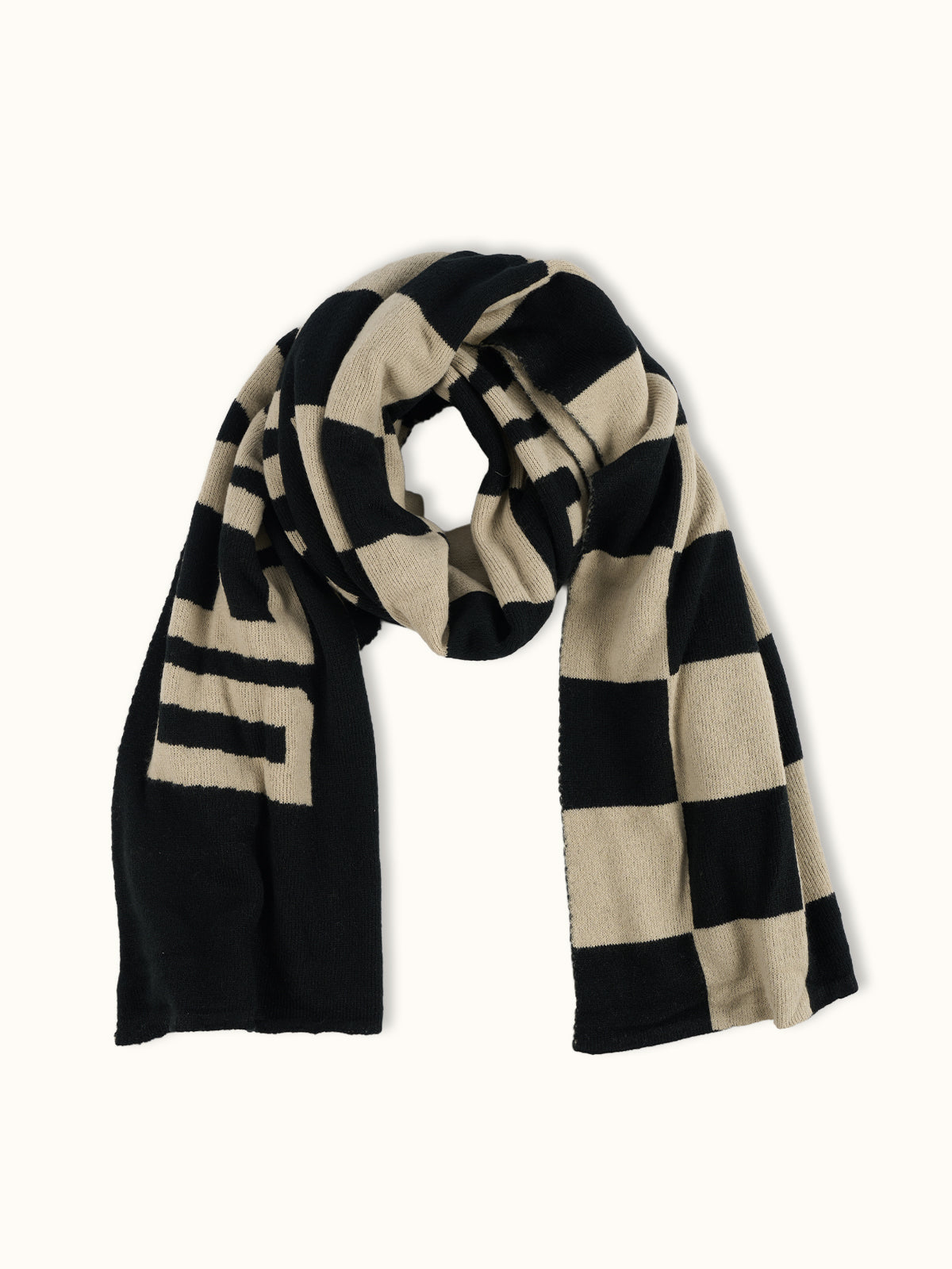 Bufanda Oversize Lenny en Negro, vista trasera — la cara jacquard inversa. #color_negro