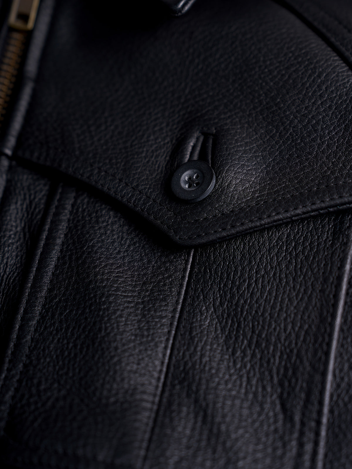 Chamarra de Piel Manchester, detalle — bolsas de tapa en el pecho. #color_negro