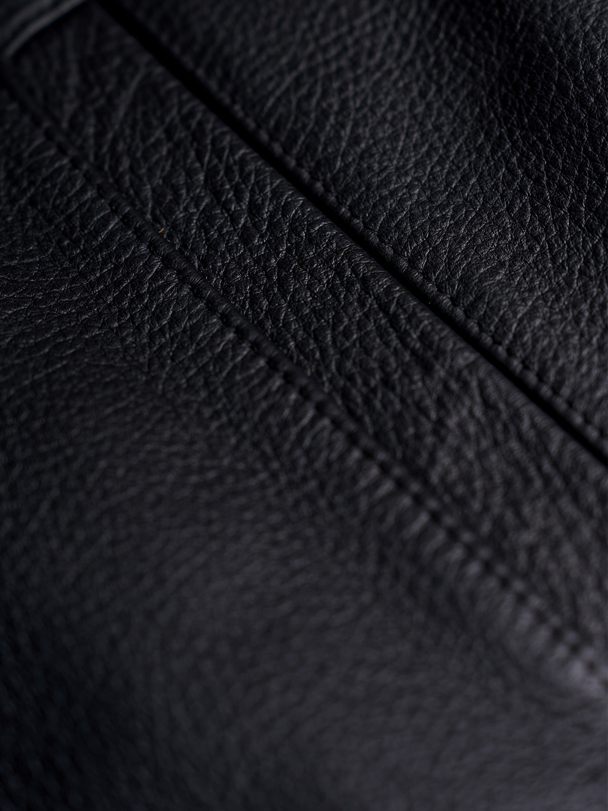 Chamarra de Piel Manchester, detalle — bolsas de tapa en el pecho. #color_negro