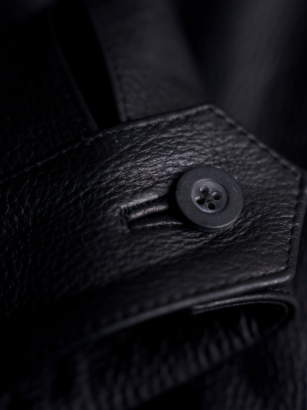 100% piel vacuna graneada con forro de twill de poliéster — Chamarra de Piel Manchester en Negro. #color_negro