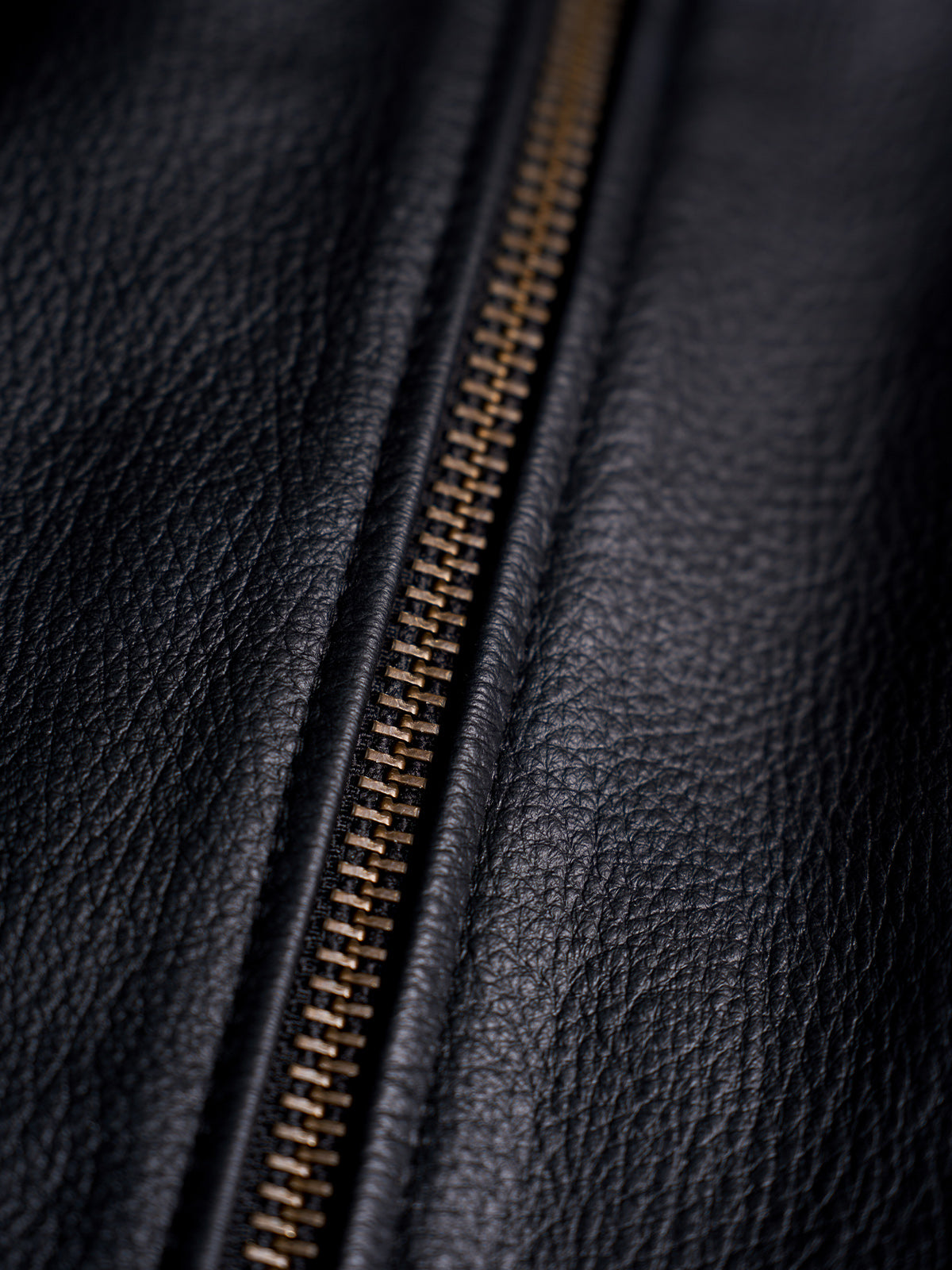 Chamarra de Piel Manchester, detalle — bolsas de tapa en el pecho. #color_negro