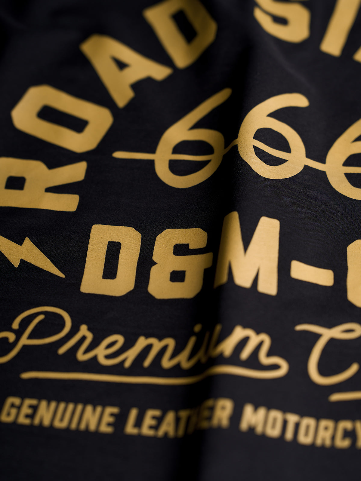 Chamarra de Piel Manchester en Negro, vista lateral — un corte regular. #color_negro