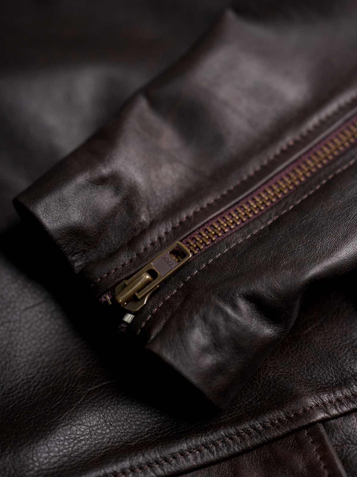 Chamarra de Piel Michigan en Café, vista lateral — un corte regular. #color_café