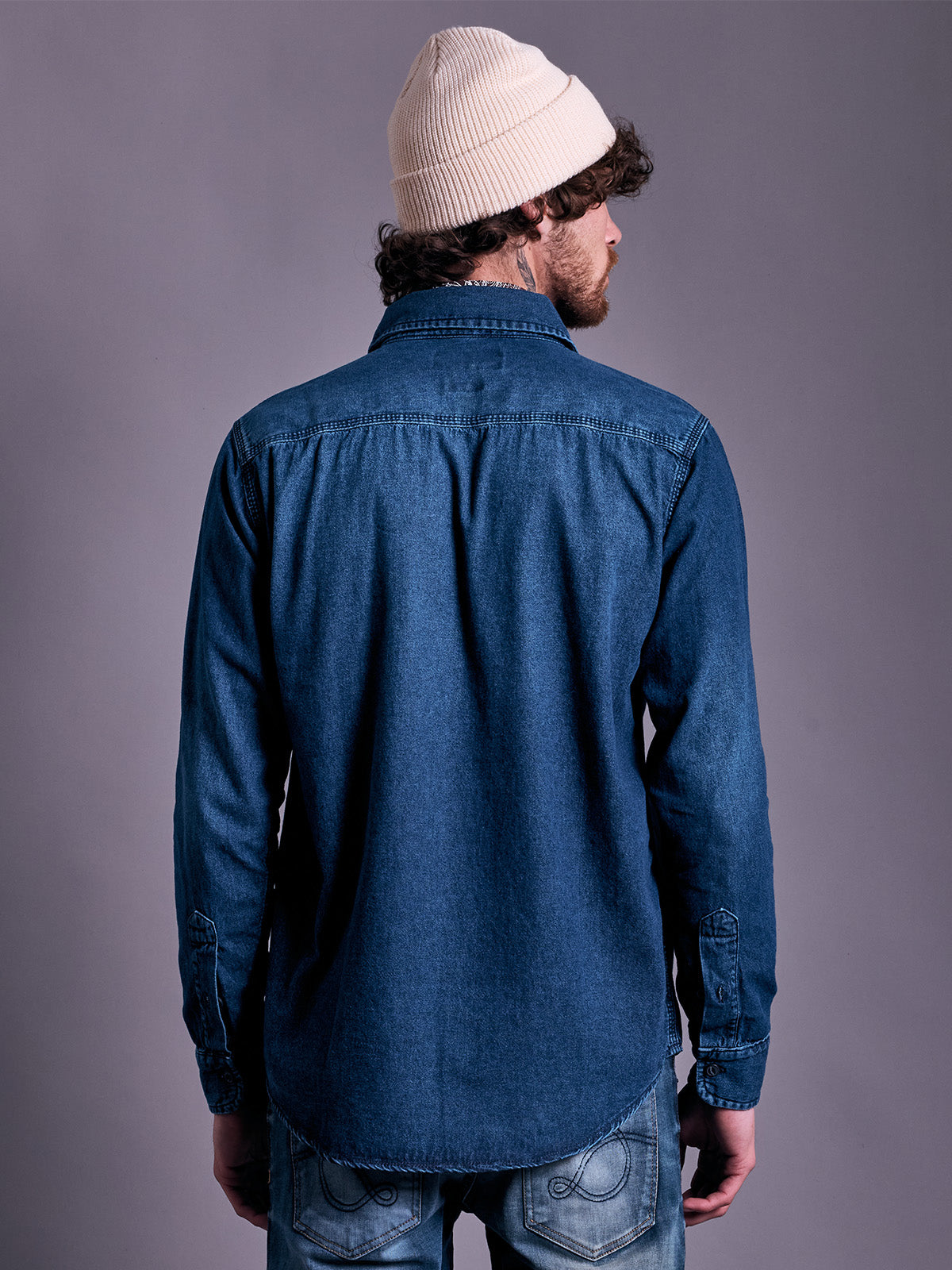 Camisa de Mezclilla Morris, detalle — bolsas de parche en el pecho y botones de resina negro mate ojo. #color_azul_medio