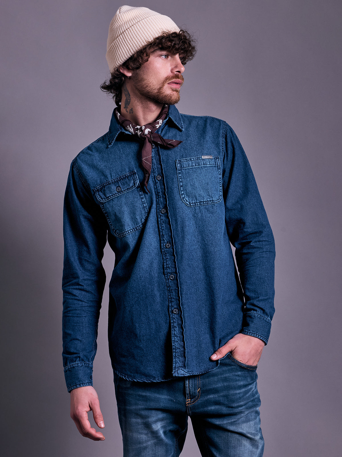 Modelo con Camisa de Mezclilla Morris en Azul Medio, abotonada o abierta sobre — Demons & Machines. #color_azul_medio