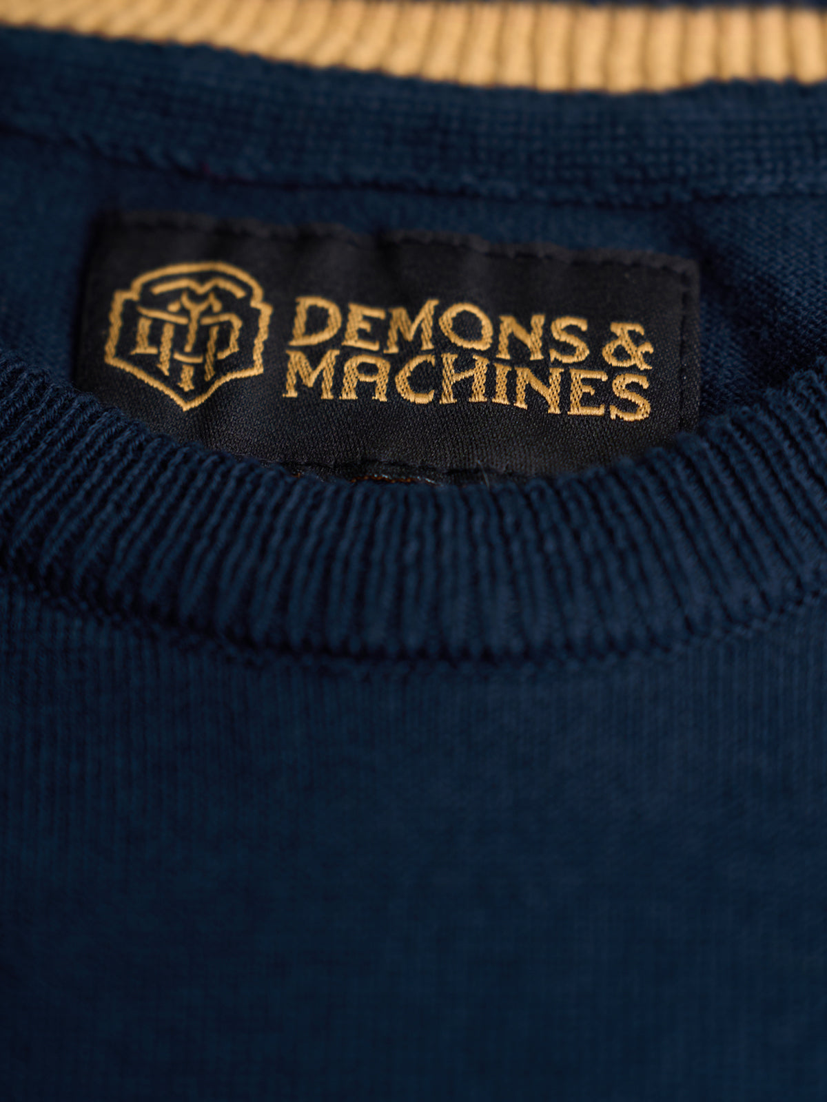 Suéter Jacquard Maine, detalle — un gráfico jacquard de gran presencia al frente y mangas a rayas. #color_azul_marino