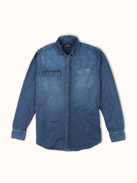 Camisa de Mezclilla Morris en Azul Medio, vista frontal — mezclilla rígida de 7 oz. Demons & Machines. #color_azul_medio