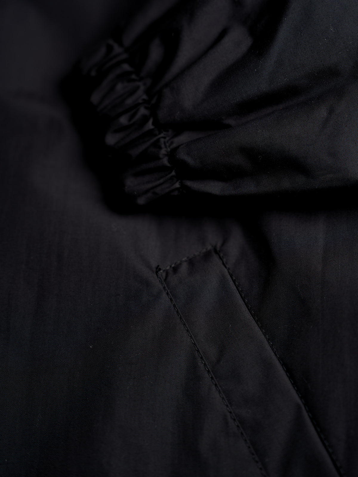 Poliamida impermeable mate con tratamiento repelente duradero — Rompevientos Nashville Coach en Negro. #color_negro