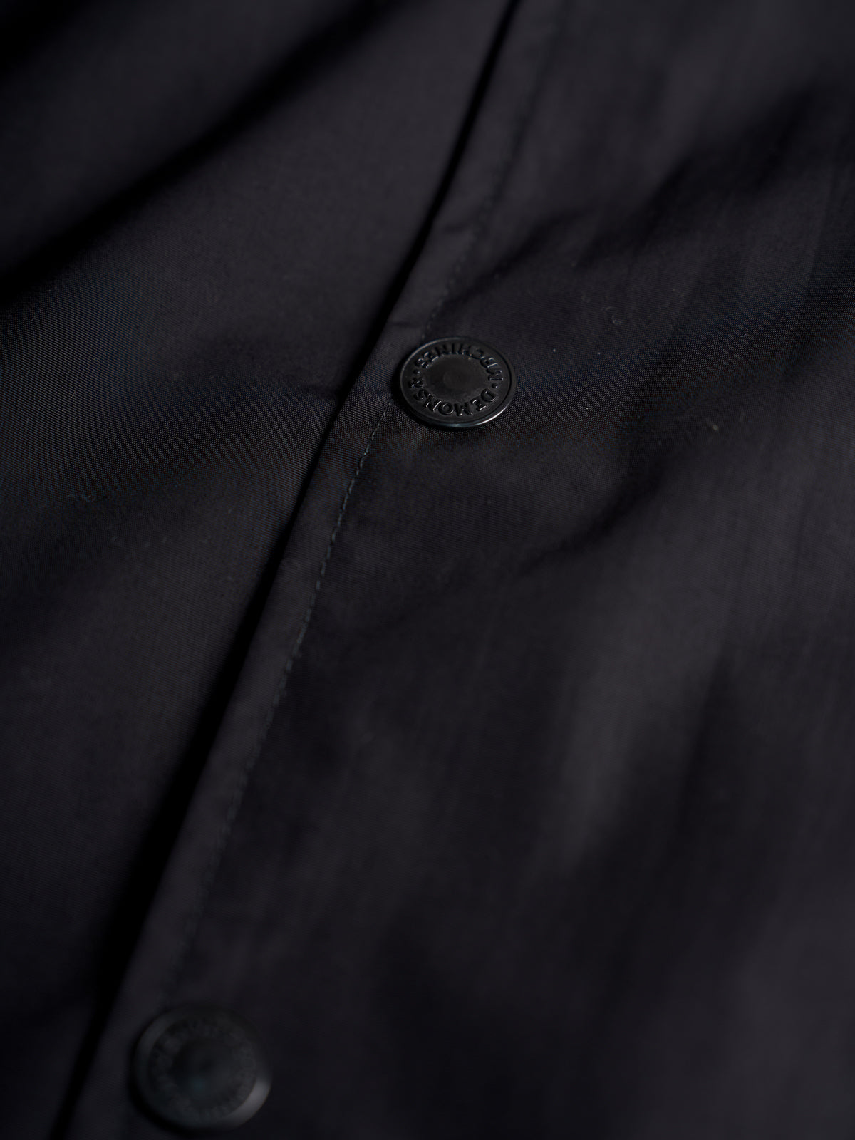 Modelo con Rompevientos Nashville Coach en Negro, sobre una sudadera en días de lluvia — Demons & Machines. #color_negro