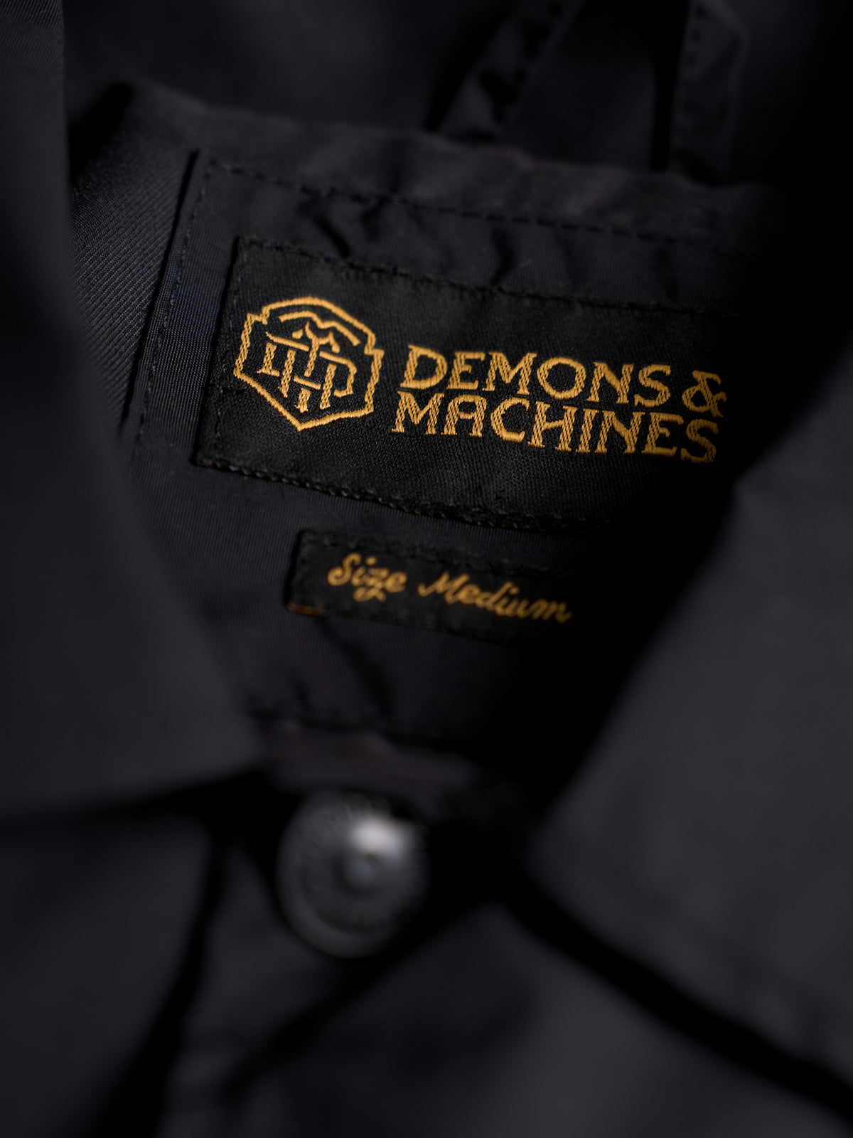 Rompevientos Nashville Coach, detalle — broches Swiss marcarios expuestos. #color_negro