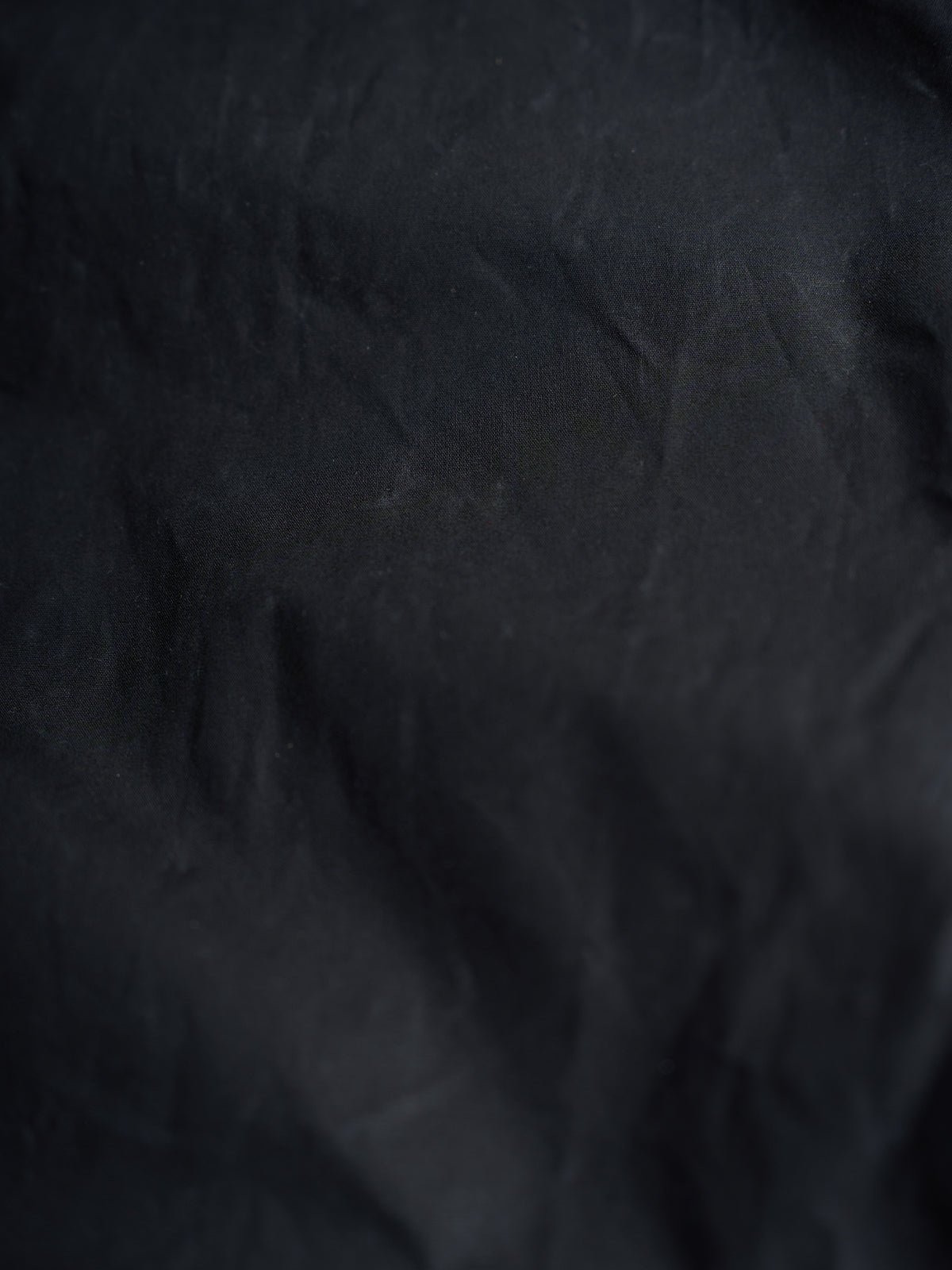 Modelo con Rompevientos Nashville Wax Coach en Negro, sobre tejidos en entretiempo — Demons & Machines. #color_negro