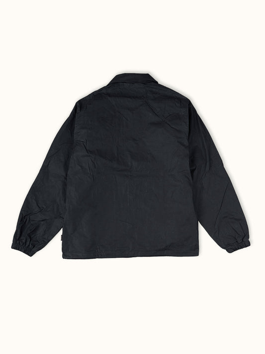 Rompevientos Nashville Wax Coach en Negro, vista trasera — el corte recto y el ruedo con cordón. #color_negro