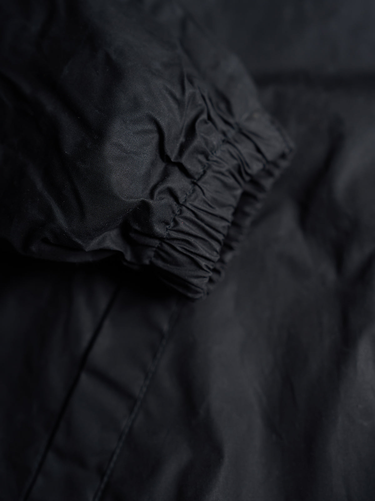 Rompevientos Nashville Wax Coach, detalle — broches Swiss marcarios expuestos. #color_negro