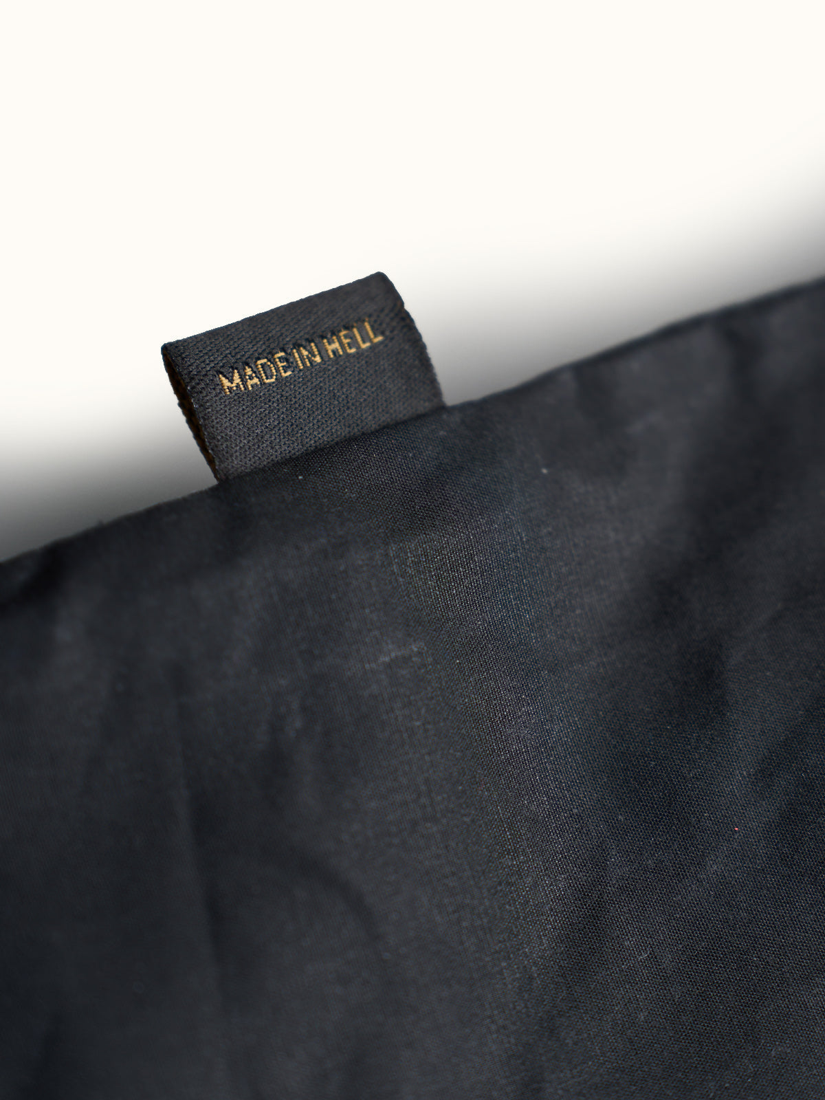 Rompevientos Nashville Wax Coach en Negro, vista lateral — un corte recto. #color_negro