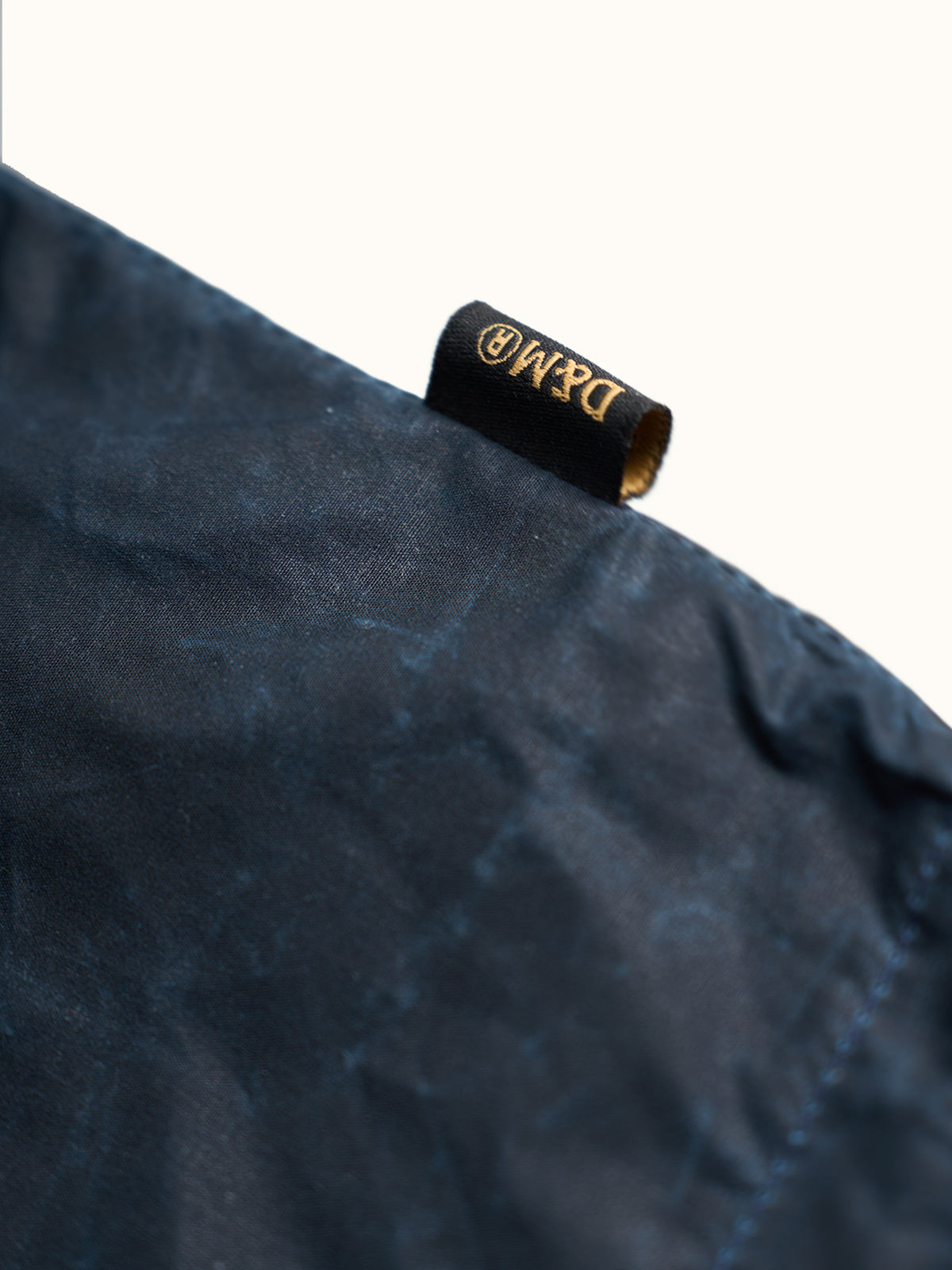 Rompevientos Nashville Wax Coach en Azul Marino, vista lateral — un corte recto. #color_azul_marino