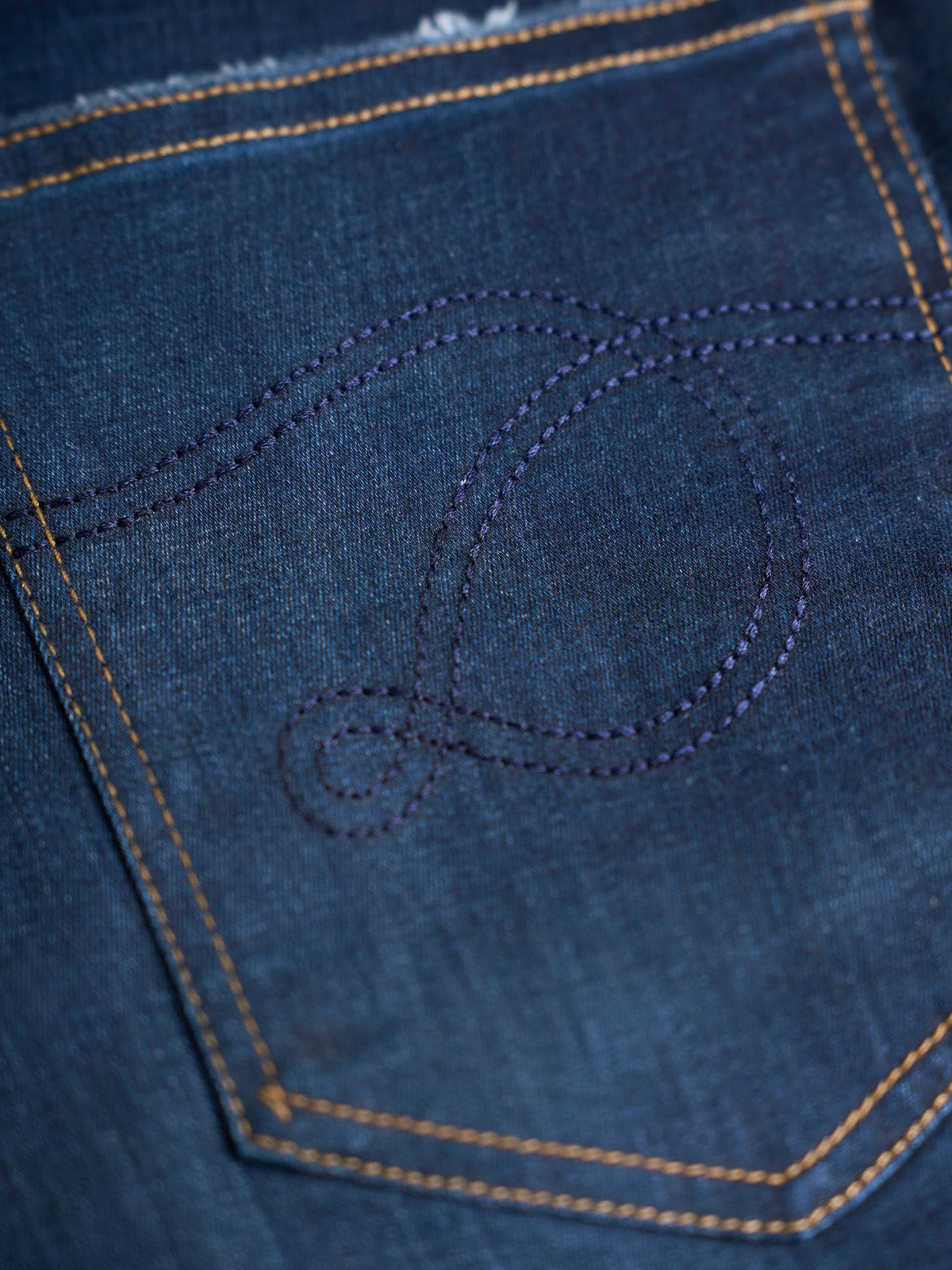 Jeans New Orleans Skinny Fit en Azul Oscuro, vista lateral — tiro medio y pierna entallada. #color_azul_oscuro