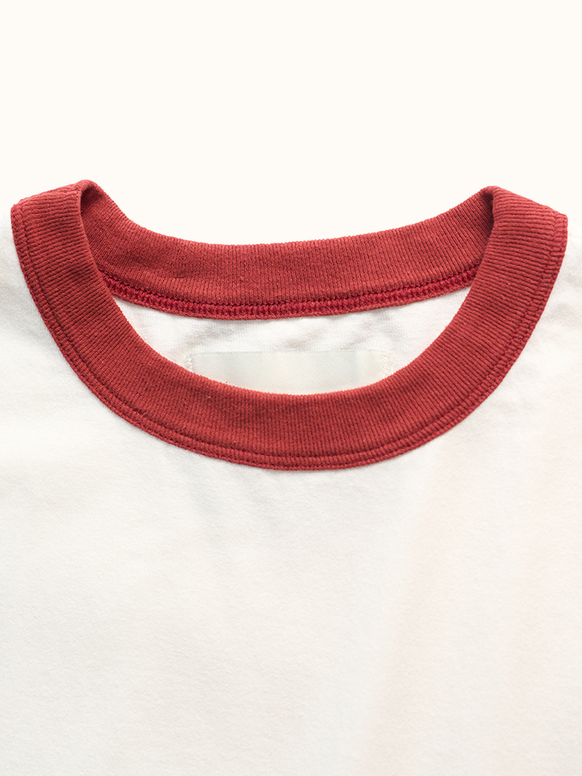 Playera slim de algodón premium con cuello redondo y puños a contraste estilo ringer, confeccionada en Argentina. #color_ladrillo