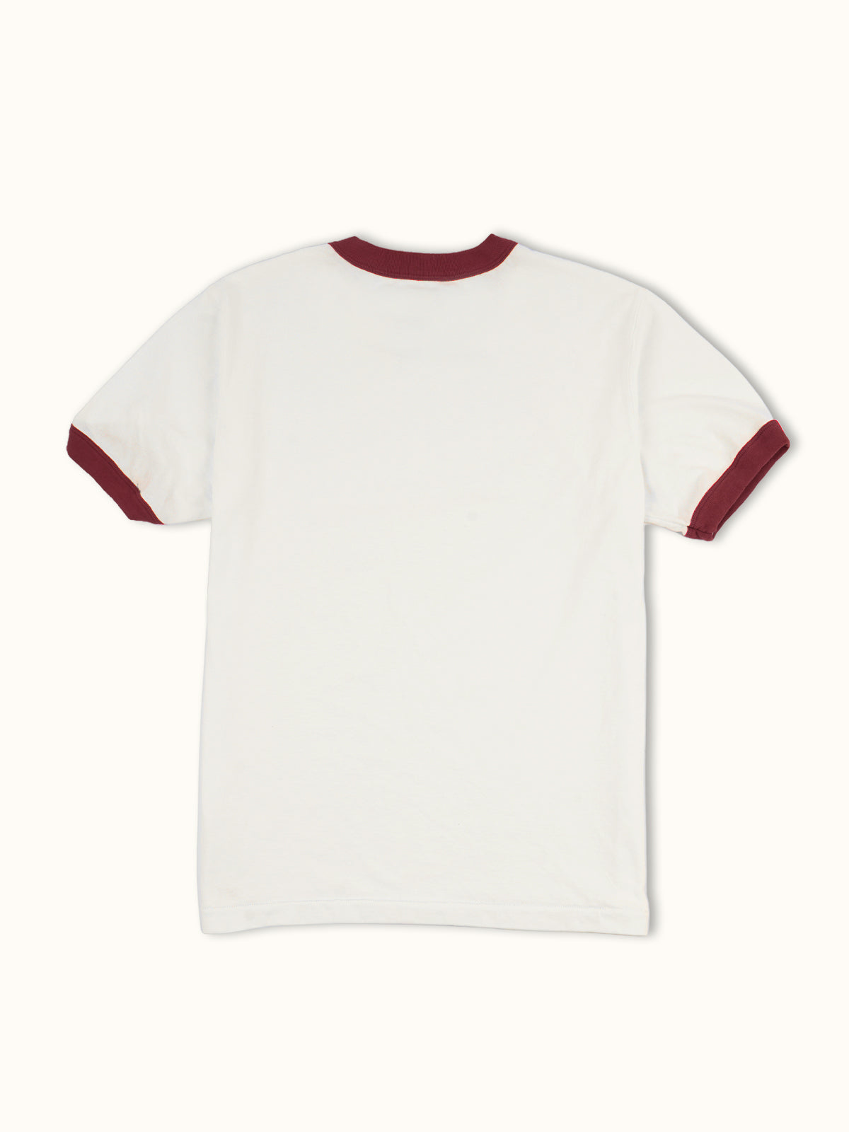 Playera slim de algodón premium con cuello redondo y puños a contraste estilo ringer, confeccionada en Argentina. #color_ladrillo