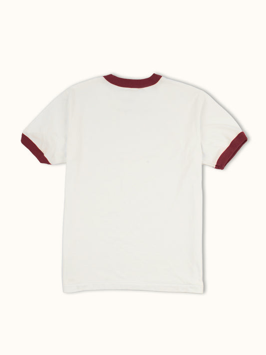 Playera slim de algodón premium con cuello redondo y puños a contraste estilo ringer, confeccionada en Argentina. #color_ladrillo
