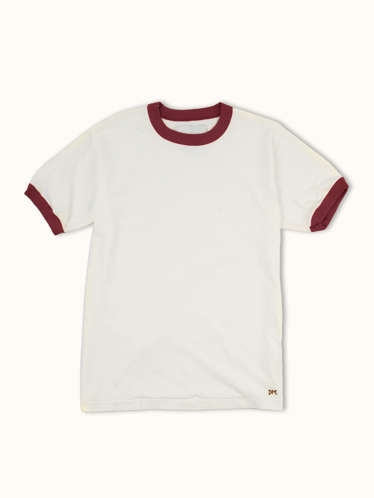 Playera slim de algodón premium con cuello redondo y puños a contraste estilo ringer, confeccionada en Argentina. #color_ladrillo