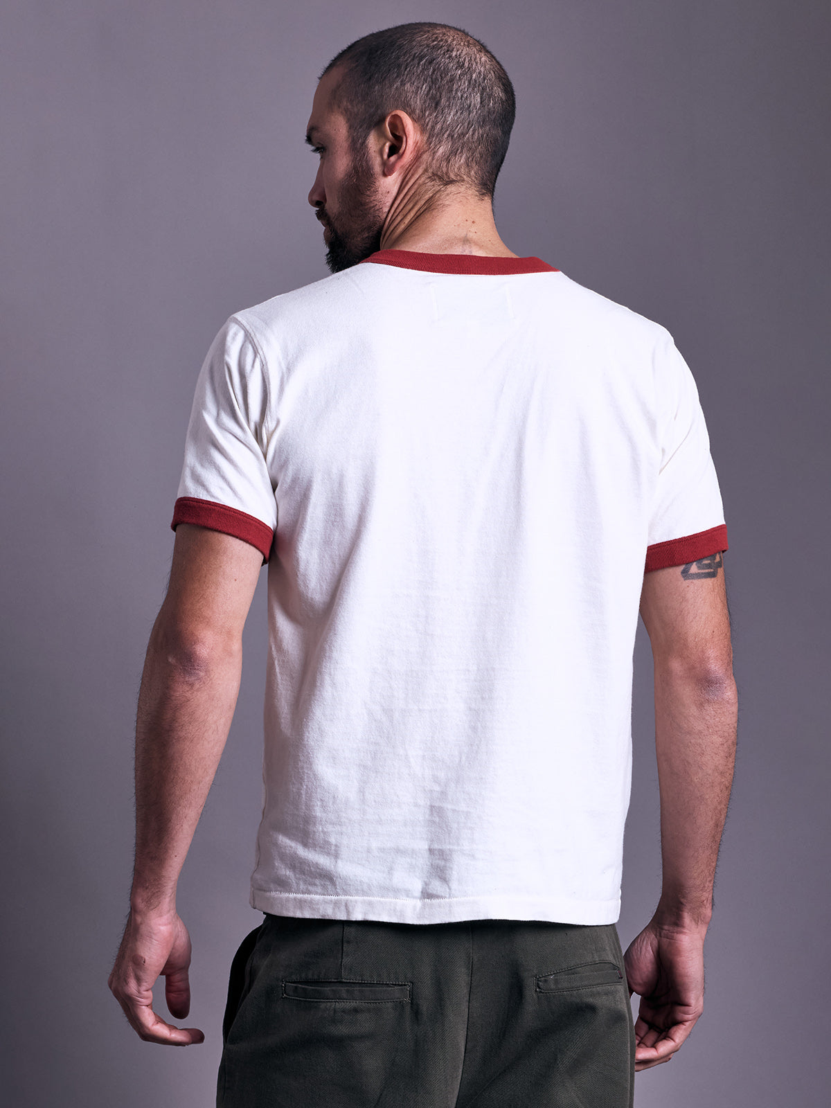 Playera slim de algodón premium con cuello redondo y puños a contraste estilo ringer, confeccionada en Argentina. #color_ladrillo