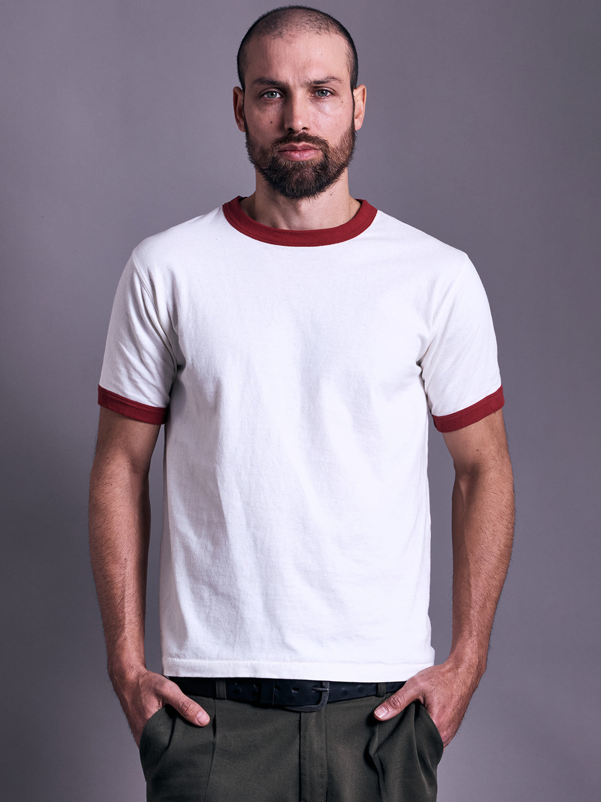 Playera slim de algodón premium con cuello redondo y puños a contraste estilo ringer, confeccionada en Argentina. #color_ladrillo