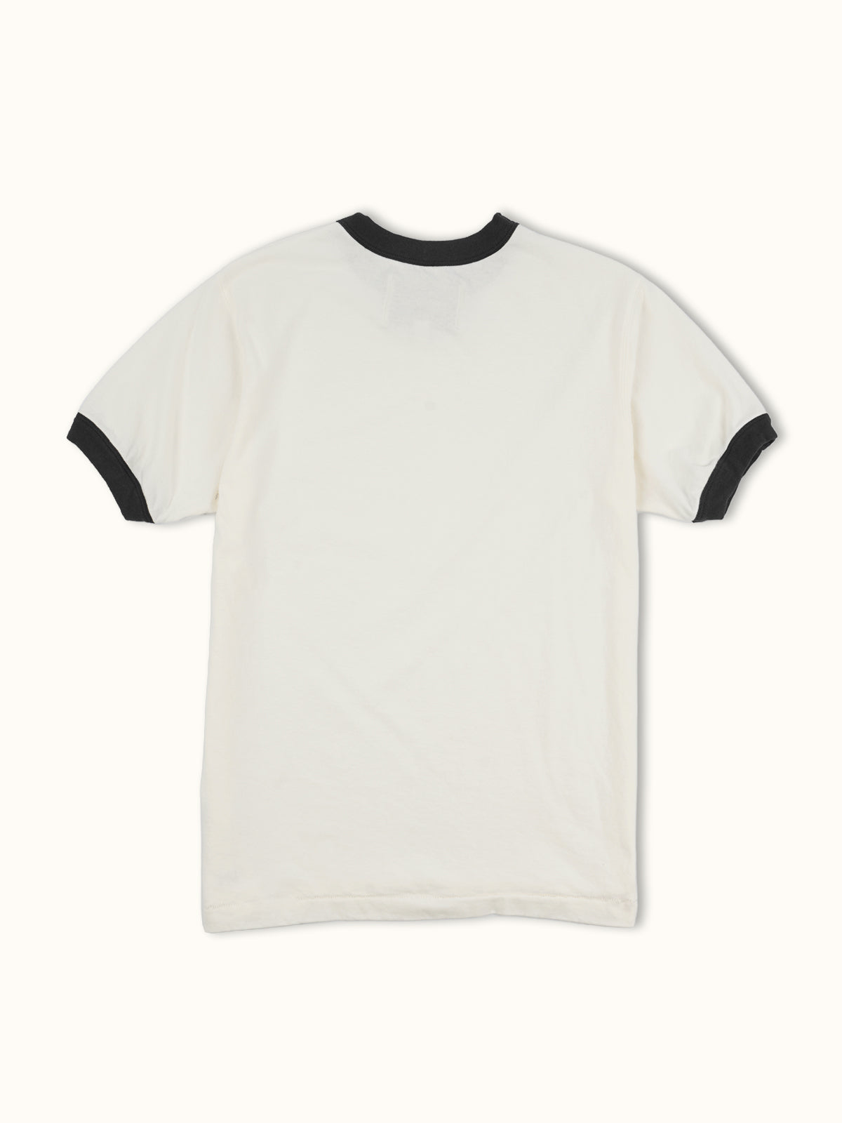 Playera slim de algodón premium con cuello redondo y puños a contraste estilo ringer, confeccionada en Argentina. #color_negro