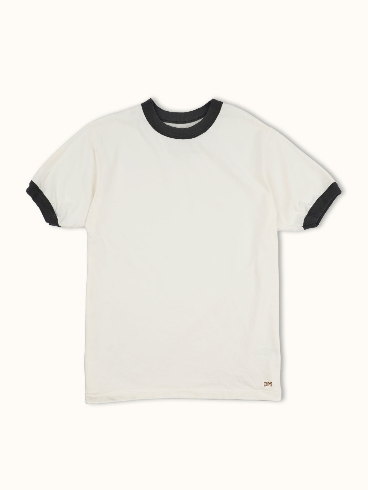 Playera slim de algodón premium con cuello redondo y puños a contraste estilo ringer, confeccionada en Argentina. #color_negro