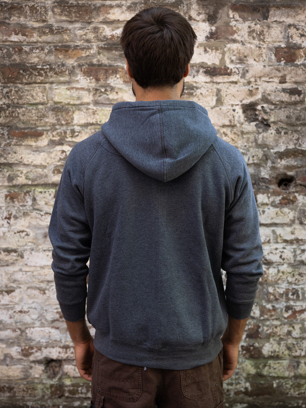 Modelo con Sudadera con Cierre Prescott Bordada en Gris Oscuro, cerrada sobre — Demons & Machines. #color_gris_oscuro