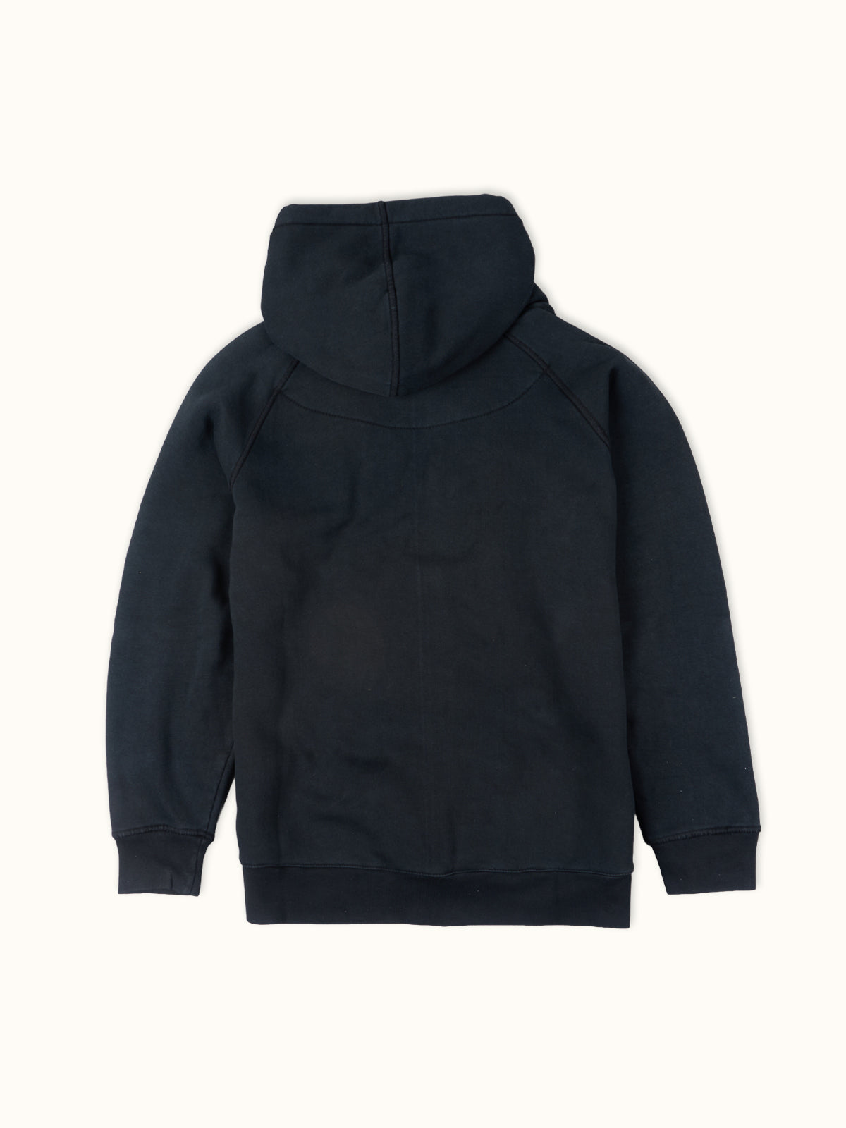 Sudadera con Cierre Prescott Bordada en Negro, vista trasera — la línea de manga ranglán y el bordado. #color_negro
