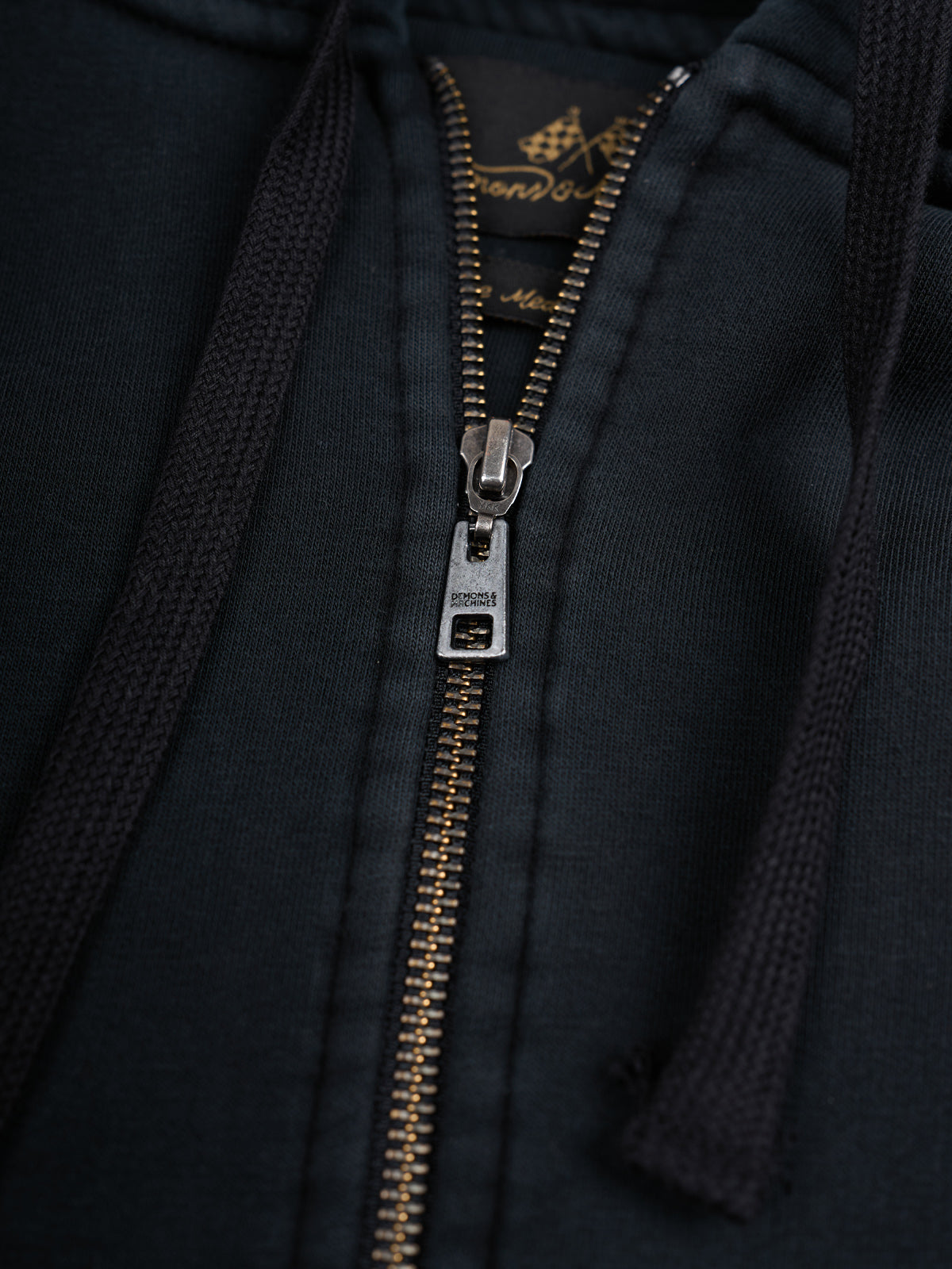 Felpa francesa pesada 100% algodón, lavada con stone wash — Sudadera con Cierre Prescott Bordada en Negro. #color_negro