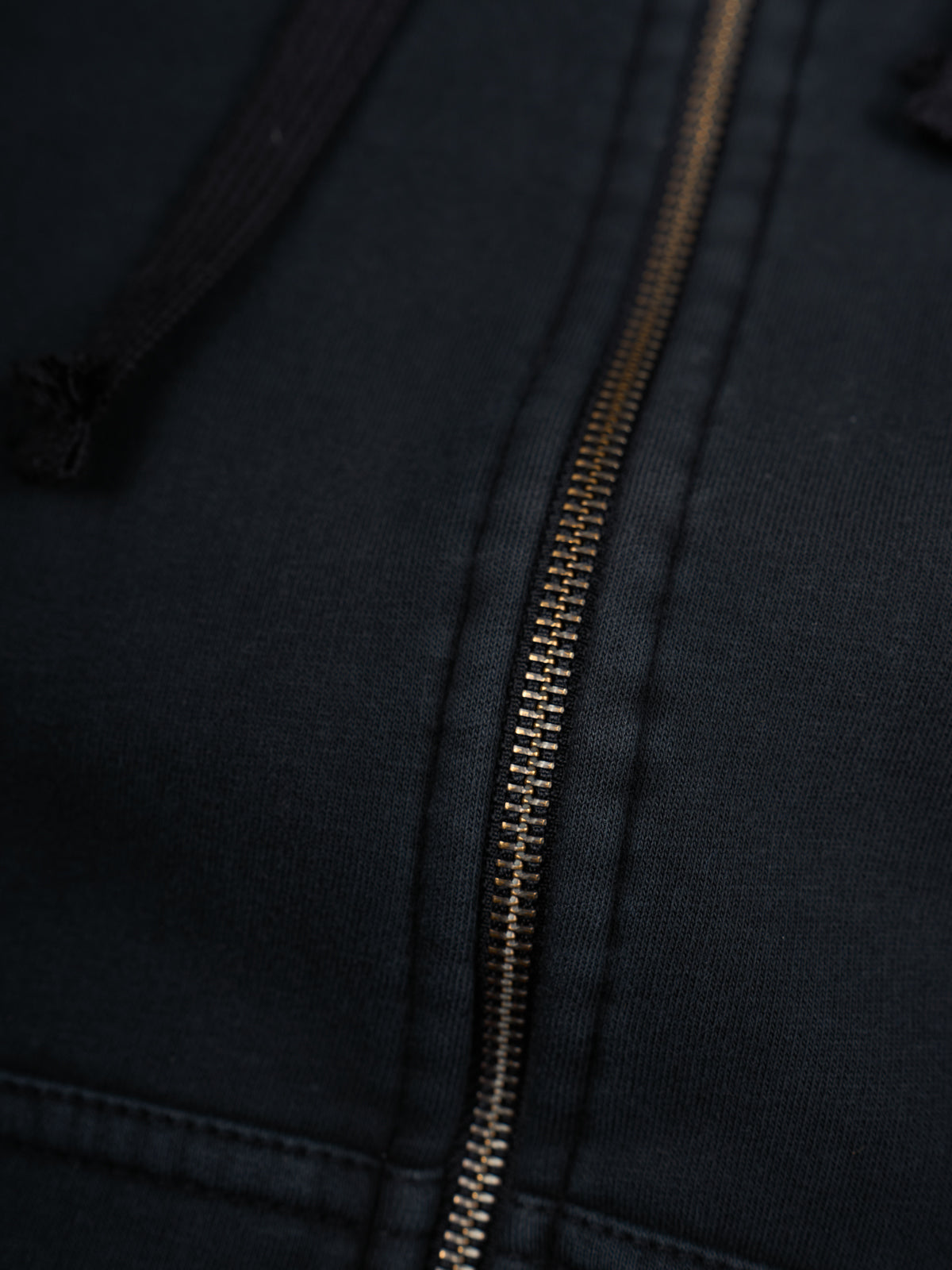 Sudadera con Cierre Prescott Bordada en Negro, vista lateral — un corte slim con manga ranglán. #color_negro