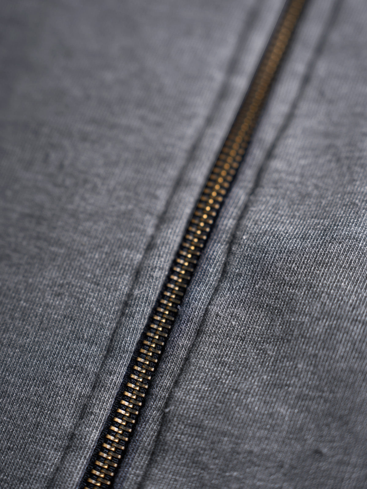Sudadera con Cierre Prescott Bordada en Gris Oscuro, vista trasera — la línea de manga ranglán. #color_gris_oscuro