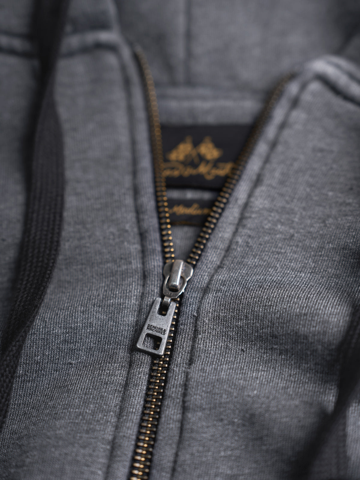 Sudadera con Cierre Prescott Bordada en Gris Oscuro, vista lateral — un corte slim con manga ranglán. #color_gris_oscuro