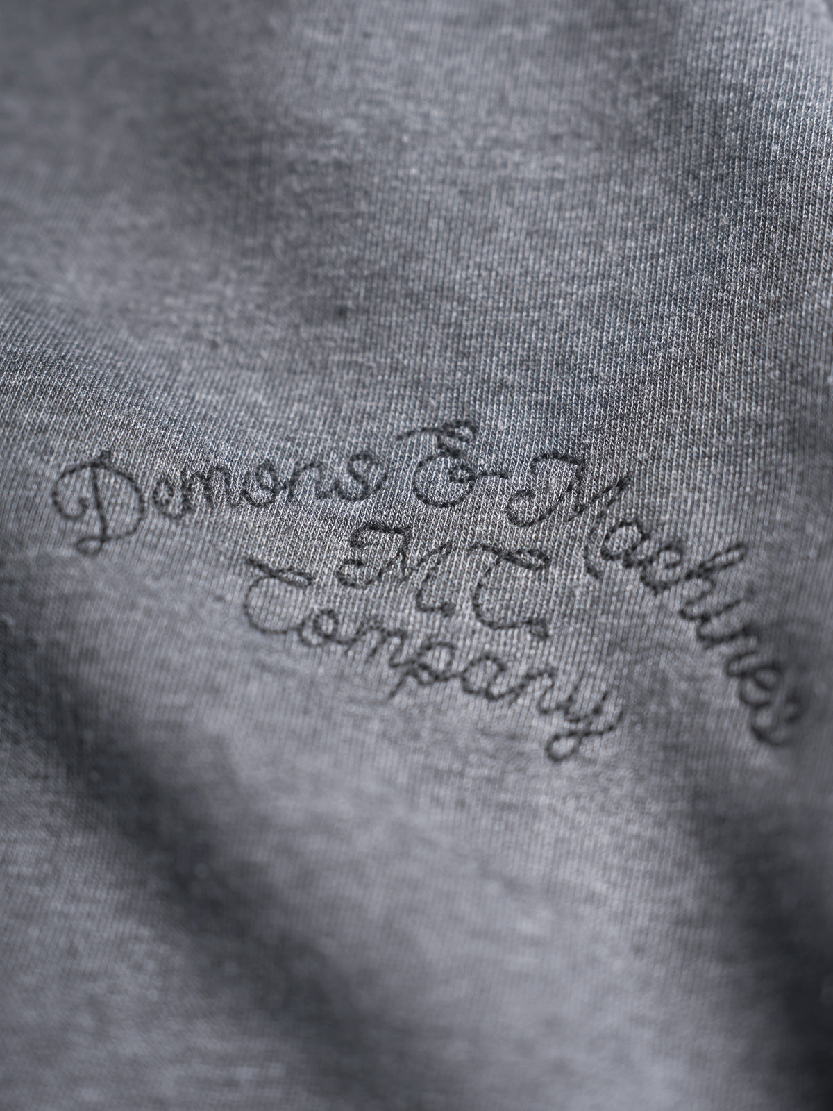 Sudadera con Cierre Prescott Bordada, detalle — cierre metálico de largo completo con jalador marcario. #color_gris_oscuro
