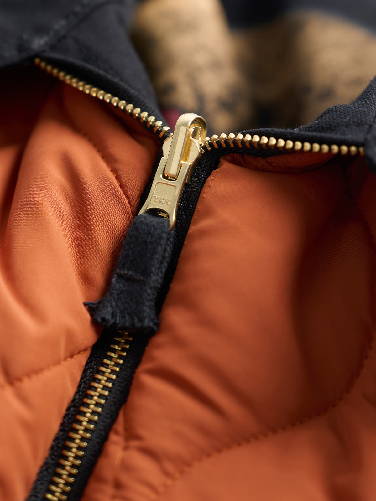 Chamarra Bomber Flight Reversible, detalle — bolsa utilitaria con cierre y llavero en la manga izquierda. #color_negro