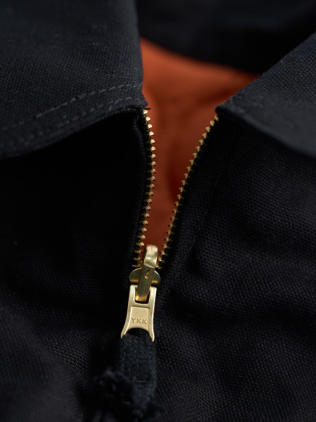 Chamarra Bomber Flight Reversible, detalle — bolsa utilitaria con cierre y llavero en la manga izquierda. #color_negro