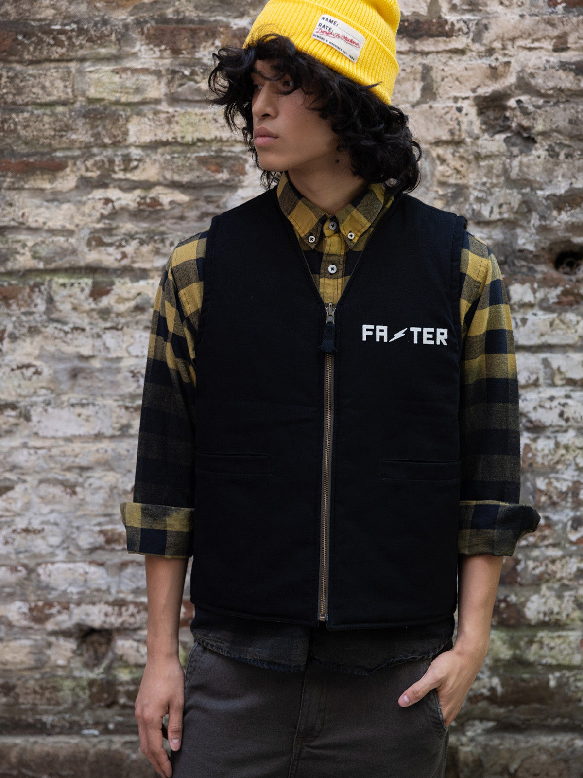 Modelo con Chaleco State Reversible en Negro, como capa media bajo una chamarra — Demons & Machines. #color_negro