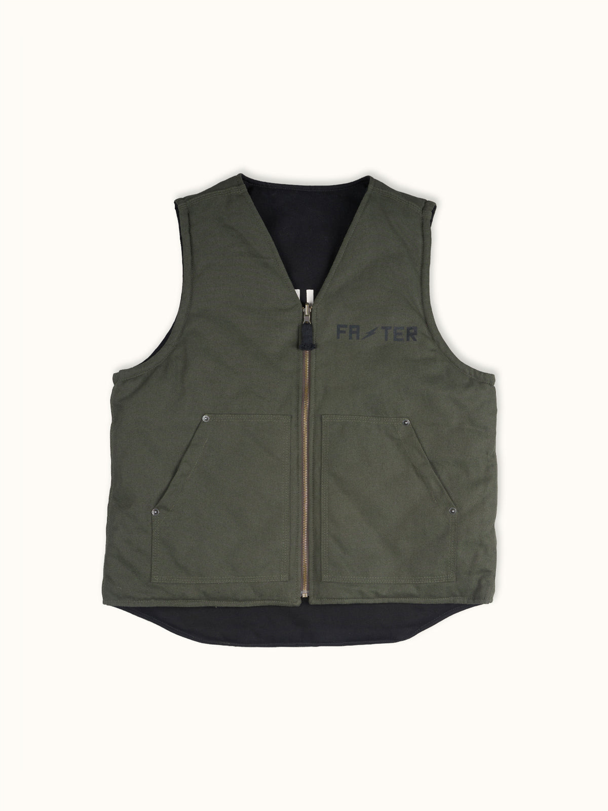 Chaleco State Reversible, detalle — cierre metálico en bronce mate. #color_negro