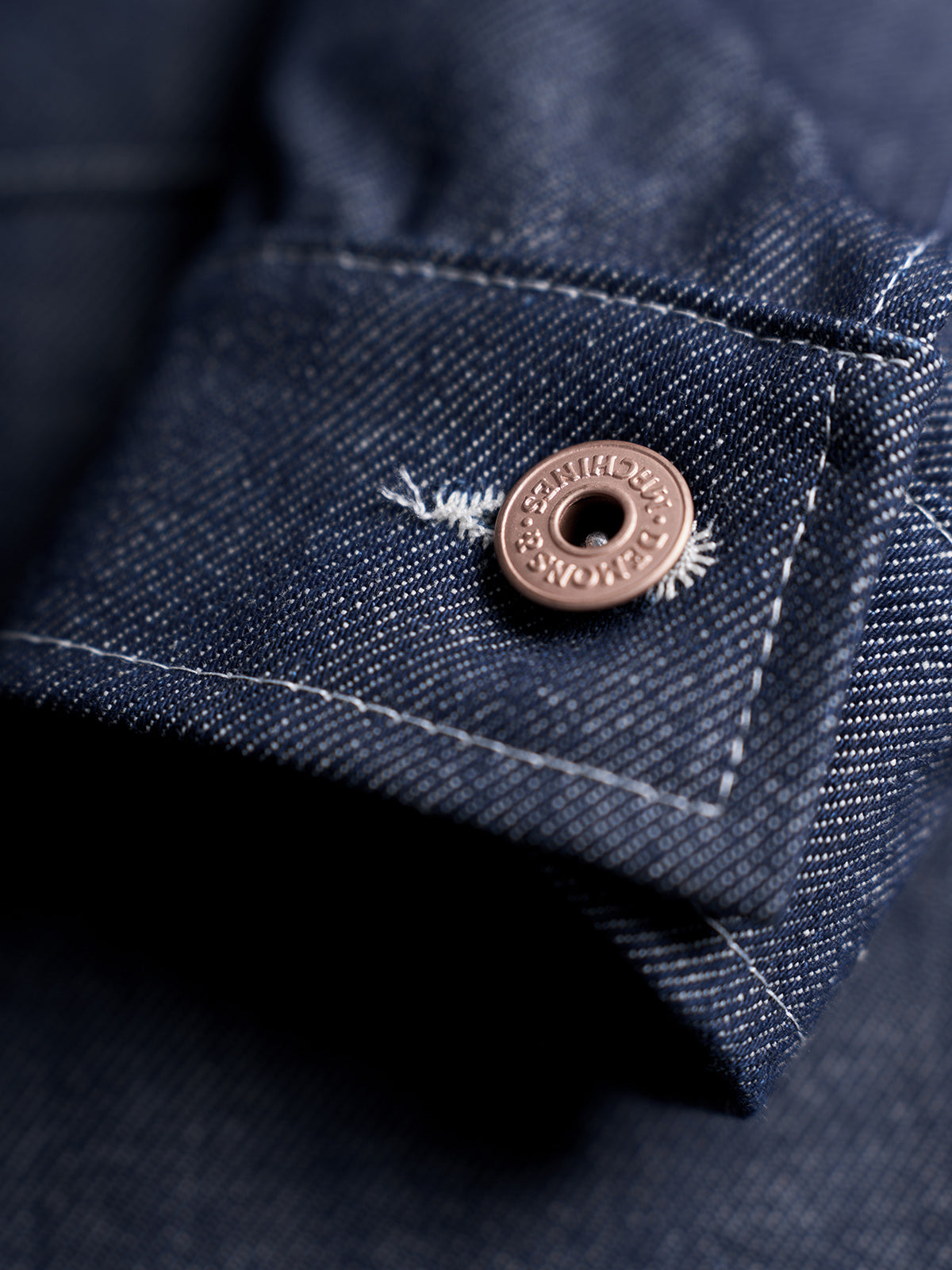 Chamarra Camisera Sendai en Azul Crudo, vista lateral — un corte regular clásico. #color_azul_crudo