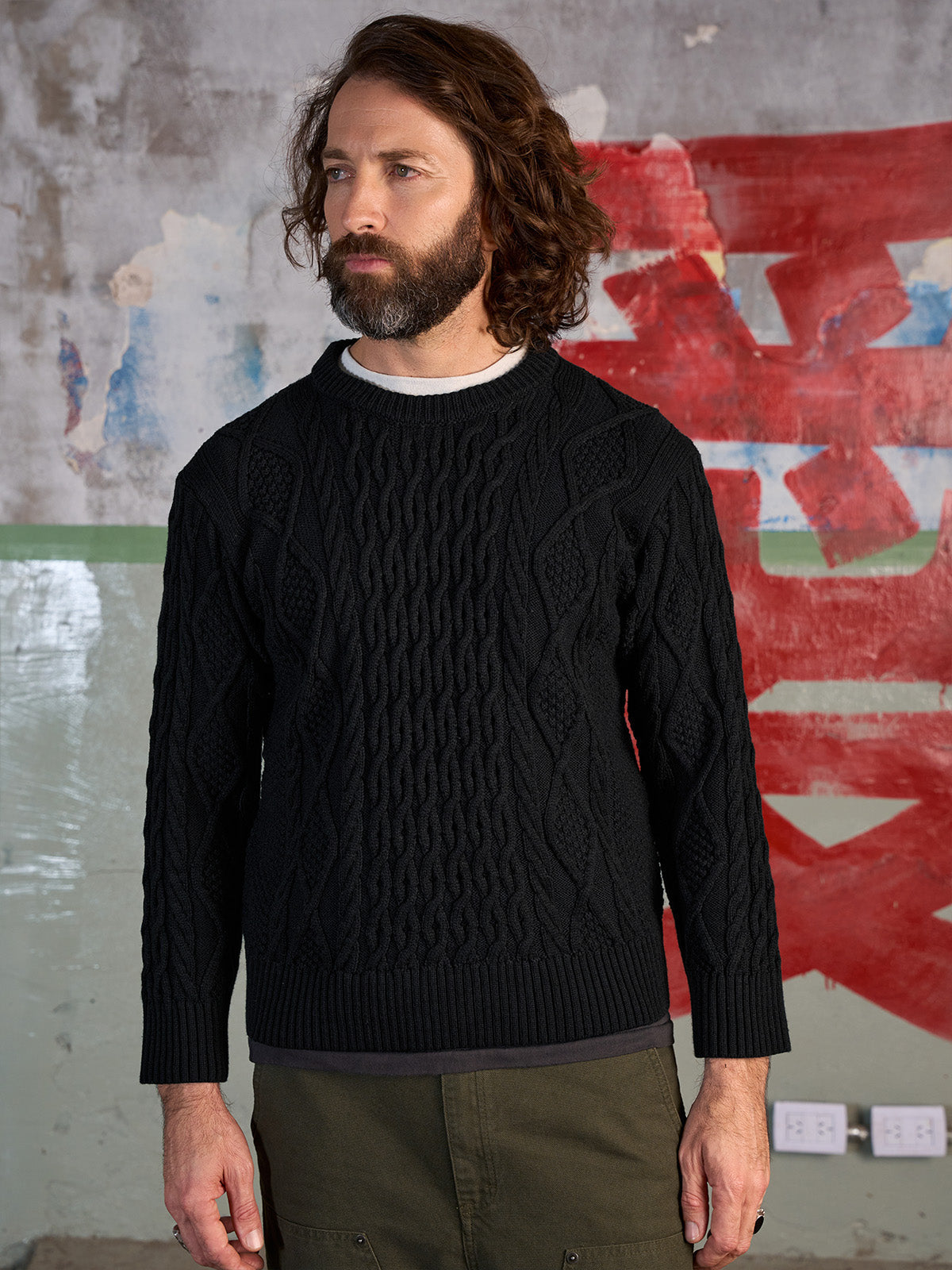 Modelo con Suéter Pescador Steve en Negro, solo o bajo una chamarra de piel — Demons & Machines. #color_negro